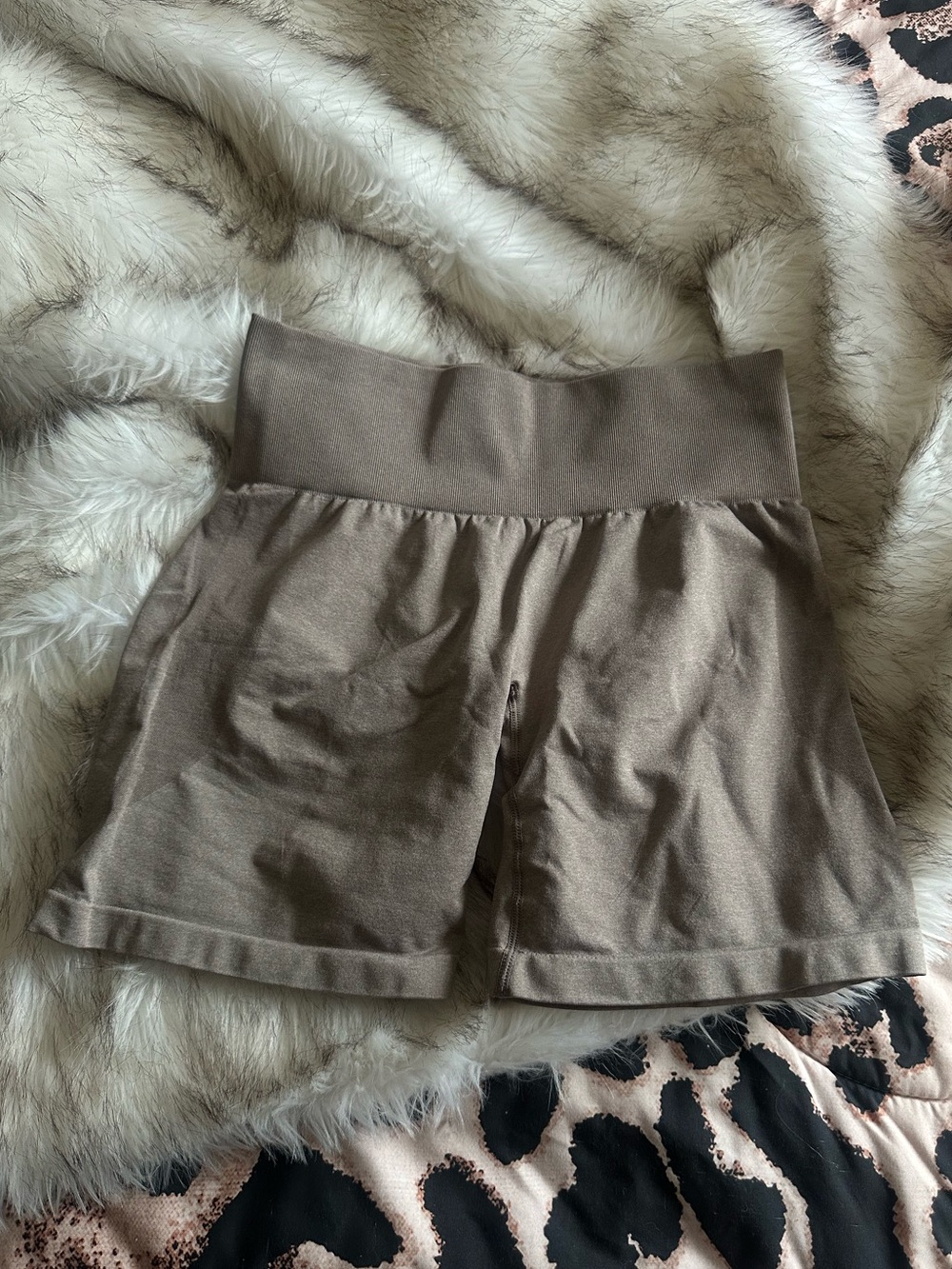 NVGTN Mid Rise Contour Seamless Shorts